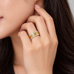 แหวนสแตนเลสสตีลชุบทอง 14K แบบสุญญากาศ ประดับเพชรซิคอนใสทรงกว้าง รุ่น Triple Ridge Pave Ring - Product Image 3