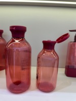 Botella Dispensadora de Plástico PET Transparente Roja con Franjas Verticales de 300ml 500ml, con Tapa Abatible, para Champú y Loción Corporal