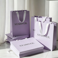 Sac shopping en papier violet pastel personnalisé avec poignée en ruban gros-grain blanc et logo noir imprimé pour l'emballage de boutiques de mode
