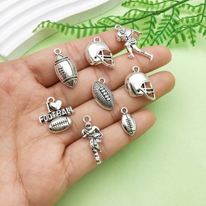 จี้รูปฟุตบอลโลหะผสมเงินโบราณ ขนาดกลาง อุปกรณ์ตกแต่งเครื่องประดับ DIY สำหรับทำสร้อยข้อมือและสร้อยคอ - Product Image 1