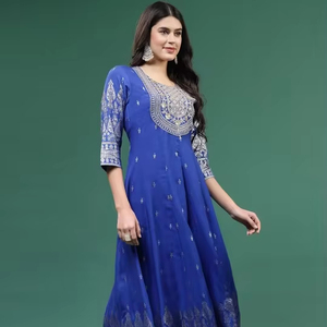Conjunto Étnico Exclusivo de Diseño Tradicional Indio-Pakistaní para Mujer, Kurti Anarkali Listo para Usar con Pantalones a Juego, Última Moda en Viscosa - Product Image 1