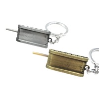 Porte-clés pendentif en alliage de zinc modèle de véhicule blindé solide de simulation 3D créative vintage
