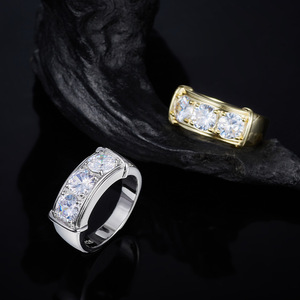 Bague de fiançailles pour femme en or jaune avec trois pierres de moissanite taille brillant ronde, sertie à griffes, style classique - Product Image 3
