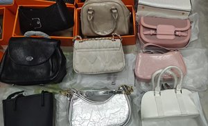 Sacs fourre-tout d'<span class=keywords><strong>occasion</strong></span> pour femmes de qualité supérieure en gros – Lots de sacs à main mixtes à prix réduits et tendance, provenant de stocks de liquidation en Chine - Product Image 6