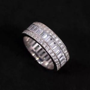 Anillo de Hombre YuyingGems Personalizado en Plata 925 Chapada en Oro Blanco con Diamantes Moissanite en Corte Baguette Color D - Product Image 6