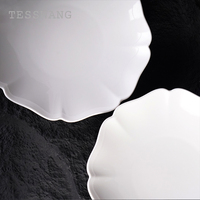 Assiette en porcelaine de pétales orientaux Essence artisanale chinoise exquise pour la collection de plats et d'assiettes