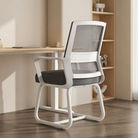 Chaise de bureau moderne et minimaliste en acier maillé, confortable et ergonomique, avec dossier et accoudoirs, idéale pour les réunions et les négociations