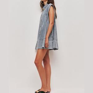 Robe mini en jean évasée pour femme avec col personnalisé, fermeture boutonnée sur le devant, ceinture avec nœud et extrémités perlées, sans manches en coton - Product Image 2