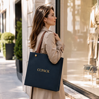 Sacs à bandoulière en papier personnalisés avec logo Ccpack, poignée en PU bleu foncé de luxe, rivets durables, emballage cadeau haut de gamme écologique pour la vente au détail