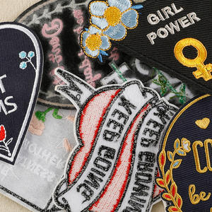 Parche de Bordado Personalizado con Logotipo de Letra Personalizada en Forma de Corazón Irregular de Tamaño Pequeño a Buen Precio, para Planchar en la Ropa - Product Image 4