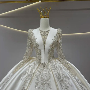 JFH01 Vestido de Novia Moderno Estilo Princesa con Cuello Alto, Cola de Capilla de Cristal, Espalda con Cordones, Apliques Florales y Corte Imperio - Product Image 3