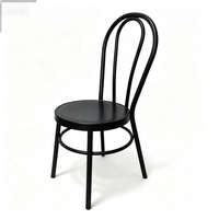 Chaise d'événement à cadre métallique noir mat, style Thonet incurvé, dossier en anneau, base en anneau, mobilier de fête