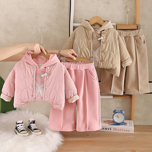 Set Invernale Caldo e Trendy in Tre Pezzi per Bambine: Cappotto con Cappuccio, Pantaloni e Giacca Imbottita in Lana Pettinata con Fiocco - Product Image 1