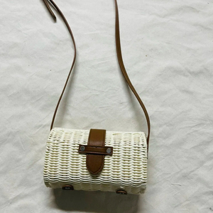 Sac fourre-tout décontracté tissé à la main pour femmes avec couvercle en cuir Style de plage personnalisable avec boutons Autre motif - Product Image 1