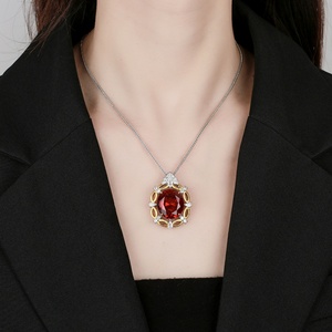 Collier pendentif vintage en cuivre plaqué or, design filigrané, avec zircon cubique rouge 18*20mm, idéal pour un anniversaire - Product Image 5