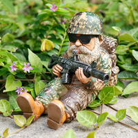 Figurine de gnome de sac à dos en résine de style militaire Offre Spéciale avec fusil, design de camouflage pour la maison, le bar ou la décoration de bureau