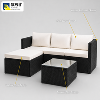 Ensemble de meubles de patio extérieur 4 pièces en rotin PE noir, canapé 3 places, ottoman, table basse en verre, coussin blanc