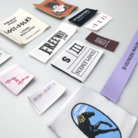 Étiquettes tissées personnalisées pour vêtements avec logo de marque, pliées avec boucle centrale