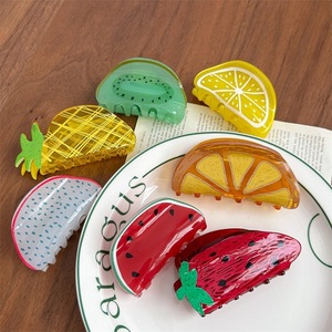 Pince à cheveux créative et mignonne en forme de fruits (citron, fraise) en acrylique, accessoires pour l'arrière de la tête, style coréen, vente en gros - Product Image 1