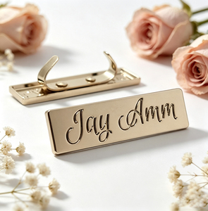 Etiquetas de Metal con Logotipo en Aleación de Zinc Pulido, Etiquetas Metálicas Personalizadas con Relieve y Dos Puntas para Bolsos de Cuero y Mochilas, Venta al Por Mayor - Product Image 2