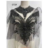 Robe de mariée artisanale lourde et écologique, cousue à la main, avec de grands découpes, en maille 3D et strass en verre pour vêtements