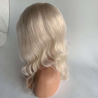 Nouvelle Arrivée Perruque en Cheveux Humains Russes Blond Glacé 18 Pouces Ondulation Naturelle Densité 150% Pré-épilée avec Fermeture en Dentelle Transparente Naturelle 5*5