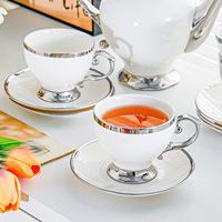 Service à thé en céramique de style européen, luxe léger, bord doré, avec porte-tasses décoratif pour le thé de l'après-midi à la maison et les loisirs au bureau