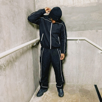 Ensemble de survêtement personnalisé pour homme en nylon, avec veste coupe-vent à bandes réfléchissantes et séchage rapide, style streetwear