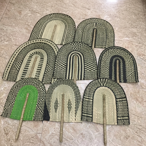 [MEJOR VENTA] |   Abanico de mano hecho a mano con hierba marina, artesanía ecológica y sostenible para bodas, decoración de playa y hogar, refrescante, de Vietnam. - Product Image 1