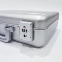 Boîtes de rangement pour montres en aluminium, étanches, antichoc, avec mousse imperméable personnalisée, renforts métalliques, fermeture à cadenas, logo personnalisé.