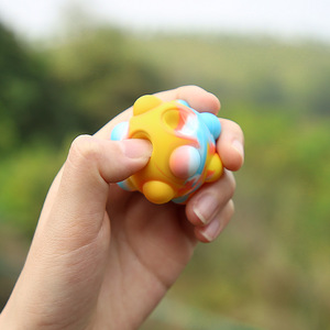 Llavero Kean Bubble Ball de Silicona de Grado Alimenticio, Juguete Antiestrés Suave, Colores Pastel Mezclados, Estilo de Dibujos Animados - Product Image 2