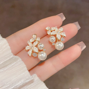 Pendientes de botón de flor esmaltados chapados en oro de 18k Resoul con circonita cúbica y perla, joyería de moda para mujer al por mayor - Product Image 4