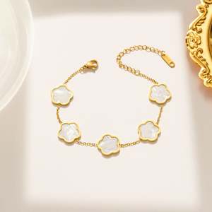 Pulsera de Acero Inoxidable Chapada en Oro de 18K, Resistente al Agua, Sin Decoloración, Sin Deslustre, Moderna, con Dije de Flor de Ciruelo y Trébol de Cinco Hojas - Product Image 4