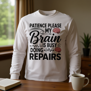 T-shirt à manches longues avec citation « S'il vous plaît, soyez patient, mon cerveau est occupé à effectuer des réparations » - Product Image 3