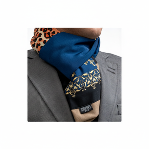 Bufanda de doble cara de tejido lanudo con estampado de leopardo azul marino para hombre - Product Image 2