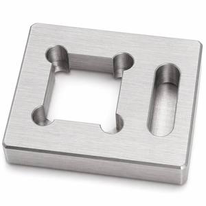 Plaque adaptatrice en aluminium fraisé pour entraînement à cannelures, avec alésage carré, encoches de décompression aux coins et fente ovale, motif de boulons personnalisé selon dessin - Product Image 1