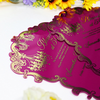 Invitation personnalisée en acrylique rose Fuchsine avec cadre découpé à l'emporte-pièce de lampe à feuille d'or de luxe