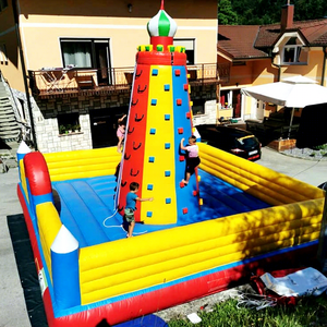 Juego inflable gigante de escalada en pared para desafíos deportivos en carnavales, ideal para fiestas al aire libre. - Product Image 1