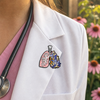 Vente en gros personnalisé gratuit conception unique logo fleurs dans les poumons métal dur émail doux personnalisé épinglette épingles à chapeau