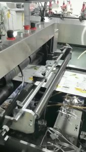 Machine de fabrication de sacs à fermeture éclair à trois soudures latérales, équipement de fabrication de sacs à soudures centrales pour emballages de snacks et de produits alimentaires - Product Image 6