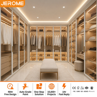 Système de dressing en U moderne et minimaliste sur mesure pour grands espaces, avec portes vitrées, couleur blanc