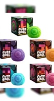 Jouet sensoriel Schylling Fuzz Ball Flower Power avec une texture en velours et un motif nuageux doux, que vous pouvez voir et sentir