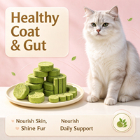 Friandises pour chats Natural Hairball Aid : Formule équilibrée pour la santé intestinale et le soutien du pelage, avec un ratio optimal viande et herbe, en forme de pièces de monnaie vertes