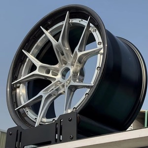 Impresionante llanta forjada de dos piezas con radios múltiples y barril de fibra de carbono envuelto, acabado plateado y negro, anchura, PCD y ET personalizados. - Product Image 1