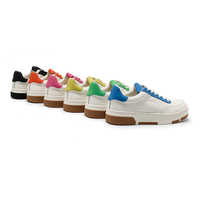 Baskets basses décontractées pour femmes, blanches avec accents multicolores, style skate, semelle en caoutchouc