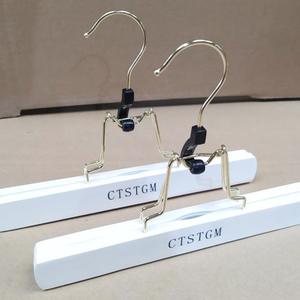 Cintre en <span class=keywords><strong>bois</strong></span> multifonctionnel personnalisé avec logo <span class=keywords><strong>pour</strong></span> extensions de cheveux, pince personnalisée <span class=keywords><strong>pour</strong></span> pantalons et perruques - Product Image 5