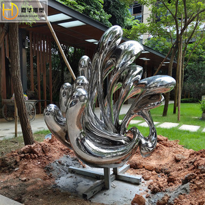 Jiahua Mirror Pebbles, Escultura de Acero Inoxidable para Montar en el Suelo, Forma Irregular, Acabado Tipo Espejo, Hecha a Mano - Product Image 3