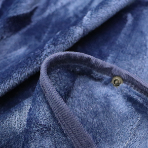 Manta Multiusos 2 en 1, Chal y Almohada de Felpa con Mangas para Hombres y Mujeres, Ideal para Viajes en Avión y Oficina - Product Image 5