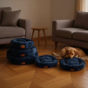 Set di Tre Pezzi per Lettini per Animali Domestici: Cuccia Rotonda e Coperta in Velluto Artico Blu Scuro - Product Image 3