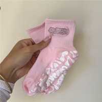 Chaussettes de sport antidérapantes de haute qualité, design personnalisé, coton, broderie, adhérence antidérapante, yoga, pilates, chaussettes à coussinets en tissu éponge